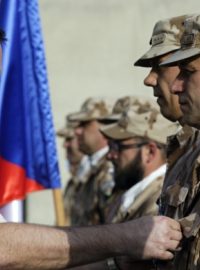 Premiér Petr Nečas navštívil české vojáky v misi ISAF v Afghánistánu