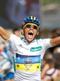 Španělský cyklista Alberto Contador slaví triumf v 17. etapě Vuelty