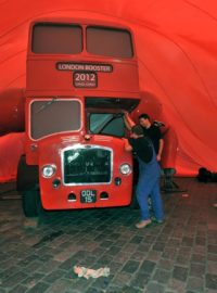 Na Staroměstském náměstí bude několik dní vystaven klikující autobus Davida Černého