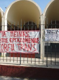 Muž na Korfu drží hladovku za své právo na vyplacení mzdy