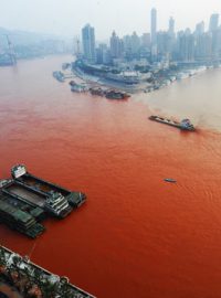 Znečištěná řeka Jang-c&#039;-ťiang