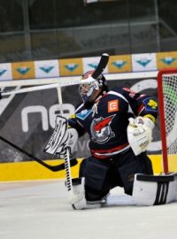 Utkání 1. kola hokejové extraligy: Piráti Chomutov - HC Kometa Brno hrané 13. září v Chomutově. Gól v brance domácího celku. Vlevo je brněnský hráč Jakub Svoboda.