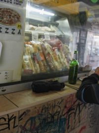 Ministerstvo zdravotnictví zvažuje trvalý zákaz prodeje tvrdého alkoholu ve stáncích