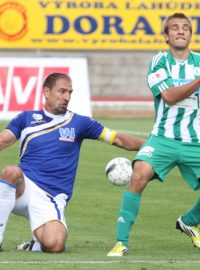 Ústecký Pavel Džuban (vlevo) se snaží zastavit Nemanju Kuzmanoviče z Bohemians.