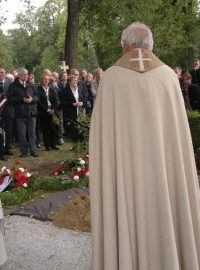 Na jihlavském hřbitově pohřbili ostatky těl 17 Němců z Dobronína, které na konci druhé světové války ubili revoluční gardy na louce Budínka