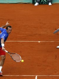 Tenisté Štěpánek (vlevo) s Berdychem ovládli v Argentině čtyřhru a získali pro Česko druhý semifinálový bod