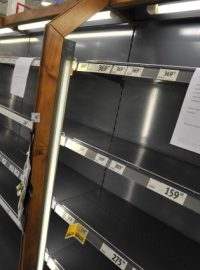 Prázdné regály v hypermarketu v Břeclavi-Poštorné po vyhlášení částečné prohibice