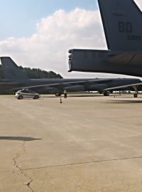 Legendární bombardéry B-52 po příletu na mošnovské letiště