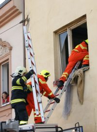 Hasiči se snaží dostat do domu v Ústí nad Labem-Předlicích, kde se zřítil strop