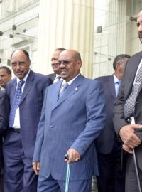 Súdánský prezident Omar Bašír (druhý zprava) se svou delegací po setkání v Addis Abebě