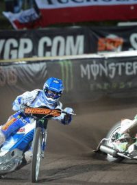 Nicki Pedersen (vlevo) pomohl pražskému Olympu k triumfu v prvním finále plochodrážní extraligy