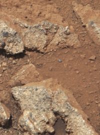 Curiosity zaslalo z Marsu snímky, na nichž jsou vidět ohlazené kamínky