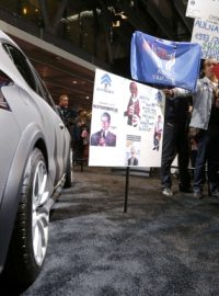 Protesty na pařížském autosalonu