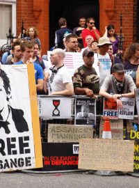 Už více jak sto dní žije Julian Assange na ekvárorské ambasádě v Londýně. Na smínku dav jeho stoupenců