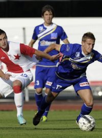 Utkání 3. kola fotbalového Poháru České pošty FK Ústí nad Labem - Slavia Praha 2. října v Ústí nad Labem. Obránce Slavie Matúš Čonka (vlevo) a ústecký záložník Patrik Hrošovský.