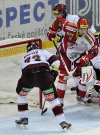 Utkání 9. kola hokejové extraligy: HC Slavia Praha - HC Sparta Praha, 4. října v Praze. Tomáš Hertl (druhý zprava) střílí brankáři Sparty Michalovi Neuvirthovi vítězný gól Slavie. Vlevo přihlíží Angel Krstev ze Sparty.