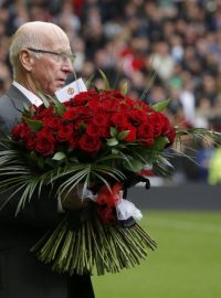Bobby Charlton při uctění památky obětí neštěstí na Hilsborough