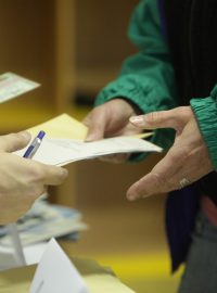 V ČR začaly volby do krajských zastupitelstev a třetiny Senátu