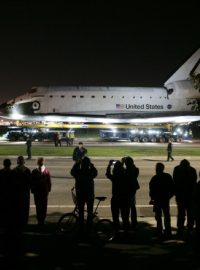 Diváci v Los Angeles sledují transport raketoplánu Endeavour