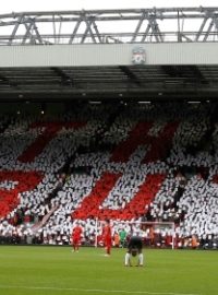 Na památku obětí tragédie v Hillsborough drží diváci před zápasem anglické Premier League mezi Liverpool a Manchester United barevné kartičky