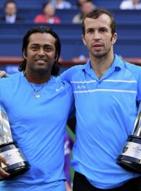 Radek Štěpánek a Leander Paes s trofejemi pro vítěze turnaje v Šanghaji