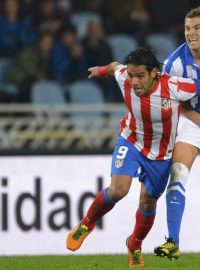 Radamel Falcao (v červeno-bílém) rozhodl o vítězství Atlétika Madrid na hřišti San Sebastianu