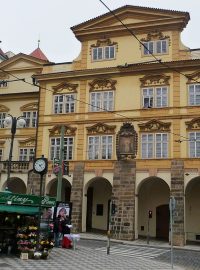 Šternberský palác se nachází mezi palácem Smiřických a Velikovským domem