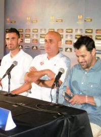 Svérázný kouč Hapoelu Tel Aviv Yossi Abukasis (uprostřed)