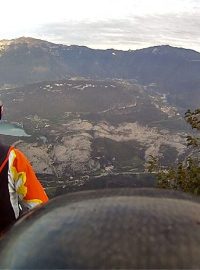 Michal Šlesingr si vyzkoušel basejumping