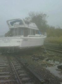 Až na koleje metra donesla loď bouře Sandy v New Yorku