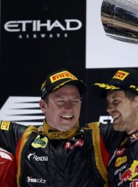 Vítězné trio z Abú Zabí: Räikkönen (uprostřed), Alonso (vlevo) a Vettel
