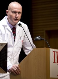 V pražském IKEMu transplantovali játra historicky nejmladšímu pacientovi. Vedoucí týmu lékařů Libor Janoušek.
