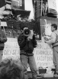 Studenti před sochou sv. Václava v listopadu 1989