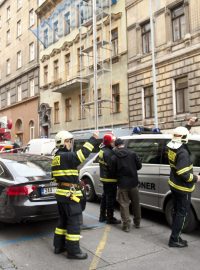 V centru Prahy se zřítilo schodiště v opravovaném domě. Zasahují tam hasiči