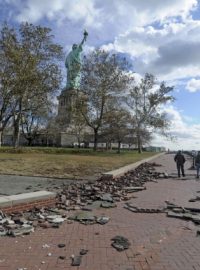 Liberty Island, kde stojí Socha svobody, po bouři Sandy.