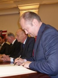 Staronový hejtman Michal Hašek z ČSSD podepisuje koaliční smlouvu