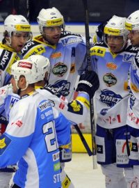 Utkání 21. kola hokejové extraligy: HC Škoda Plzeň - HC Kometa Brno, 16. listopadu v Plzni. Radost Komety z vyrovnání.