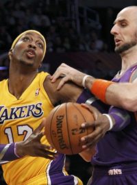 Dwight Howard (vlevo) v utkání Los Angeles Lakers a Phoenixu