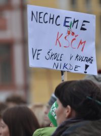 V Českých Budějovicích demonstrovalo na 1500 lidí proti komunistické radní