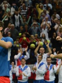 Tomáš Berdych (vlevo) a Radek Štěpánek se radují z vítězství a zisku druhého bodu