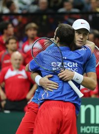 Tomáš Berdych a Radek Štěpánek slaví výhru v deblu