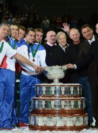 Český tým (zleva) kapitán Jaroslav Navrátil, Radek Štěpánek, Tomáš Berdych, Lukáš Rosol a Ivo Minář pózují společně s vítězným týmem z roku 1980 - tehdejší trenér Pavel Korda, Jan Kodeš, Pavel Složil, Tomáš Šmíd a Ivan Lendl