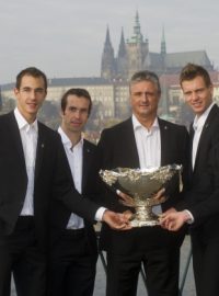 Členové vítězného týmu Davisova poháru (zleva) Lukáš Rosol, Radek Štěpánek, nehrající kapitán Jaroslav Navrátil, Tomáš Berdych a Ivo Minář absolvovali 19. listopadu v Praze společné fotografování s vítěznou trofejí.