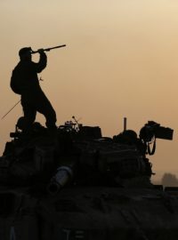 Izraelští vojáci hlídkují v blízkosti hranice s pásmem Gazy