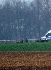 Vyšetřovatelé sbírají trosky vojenského letadla, které havarovalo u Radovesnice na Kolínsku