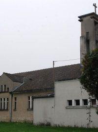 Okolí kostela působí téměř vesnickým dojmem