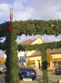 Adventní věnec v centru Miroslavi na Znojemsku už čeká na rozsvícení