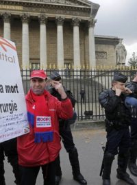 Protest zaměstnanců společnosti ArcelorMittal v Paříži