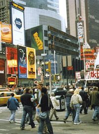 Po Times Square se stále valí davy chodců