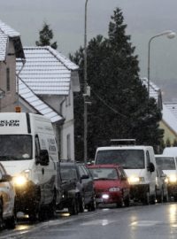 Ve vyšších polohách Krušných hor napadl v noci ze středy na čtvrtek sníh, který působí problémy hlavně řidičům